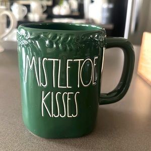 Rae Dunn MISTLETOE KISSES mug.